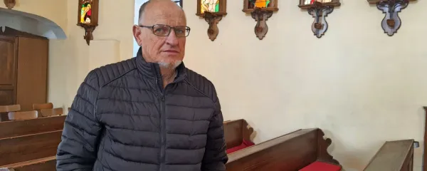 Janez Škrlj s ponosom zre na svoj in hčerin 14-letni projekt križevega pota, ki krasi domačo cerkev na Dolnjem Zemonu.