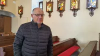 Janez Škrlj s ponosom zre na svoj in hčerin 14-letni projekt križevega pota, ki krasi domačo cerkev na Dolnjem Zemonu.