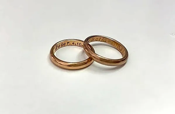 Poročna prstana Katje in Petra Mezka sta po 20 letih znova 
združena.