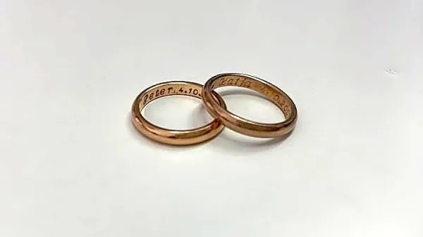 Poročna prstana Katje in Petra Mezka sta po 20 letih znova 
združena.