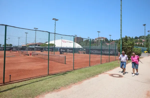 Rdeči pesek teniških igrišč je bil še do nedavnega bijoče srce športnega Portoroža. 