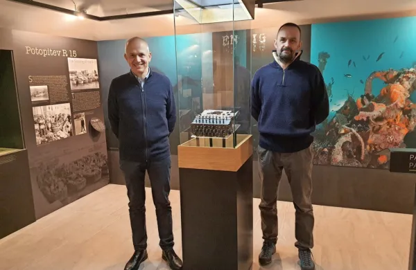 Avtorja razstave mag. Janko Boštjančič (levo) in dr. Andrej Gaspari ob osrednjem razstavnem eksponatu, 
nemškem šifrirnem stroju Enigma.  