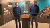 Avtorja razstave mag. Janko Boštjančič (levo) in dr. Andrej Gaspari ob osrednjem razstavnem eksponatu, 
nemškem šifrirnem stroju Enigma.  