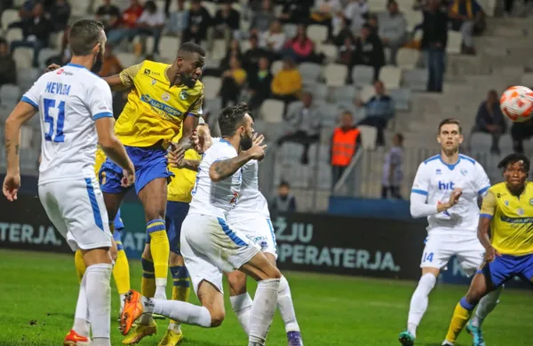 Novogoričani (v svetlejših dresih) so ob jesenskem obisku Kopra  
iztržili remi, kako bo nocoj? 