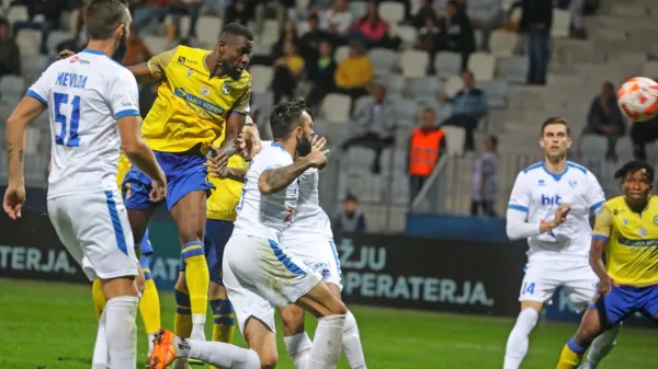 Novogoričani (v svetlejših dresih) so ob jesenskem obisku Kopra  
iztržili remi, kako bo nocoj? 