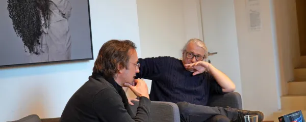 Mirt Komel (levo) in Marcel Štefančič jr. med razglabljanjem o  
težavah Slovenije po osamosvojitvi, pa tudi o svetu nasploh.