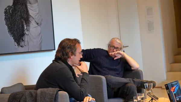 Mirt Komel (levo) in Marcel Štefančič jr. med razglabljanjem o  
težavah Slovenije po osamosvojitvi, pa tudi o svetu nasploh.