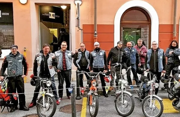 Člani društva Baril Riders  s tomosovimi mopedi pred kinom