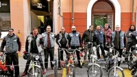 Člani društva Baril Riders  s tomosovimi mopedi pred kinom