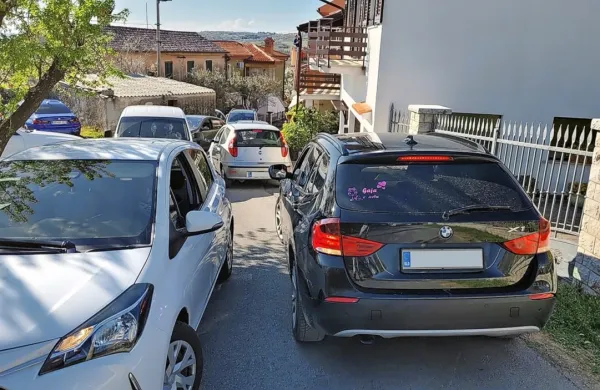 Vozniki dušijo ozke vaške ceste na Škofijah.