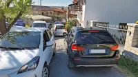 Vozniki dušijo ozke vaške ceste na Škofijah.