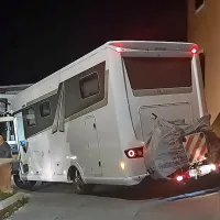 Voznik avtodoma se je zagozdil v ožini sredi vasi.