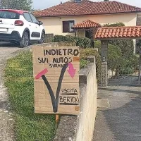 Iznajdljivi domačini so za zmedene voznike pripravili dodatne 
označevalne table. 
