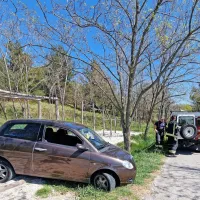 Voznik   je zapeljal  v jarek ob peš in kolesarski poti Parencana in so 
ga gasilci nato reševali iz zagate.
