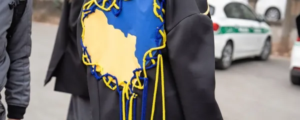 Ljubezen do domovine so ukrajinski oblikovalci prelili v oblačila. 
Srce za Ukrajino, srce za mir.
