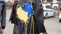 Ljubezen do domovine so ukrajinski oblikovalci prelili v oblačila. 
Srce za Ukrajino, srce za mir.