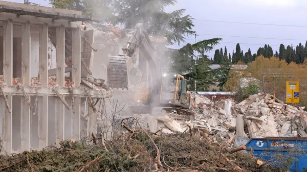 Bager je v četrtek zagrizel v stavbo, kjer so nekdaj razvijali Tomosove dvokolesnike.