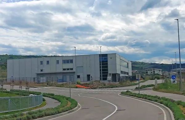 Nova poslovna stavba podjetja Marinblu v Izoli čaka na dokončanje, ki pa je vse bolj negotovo.