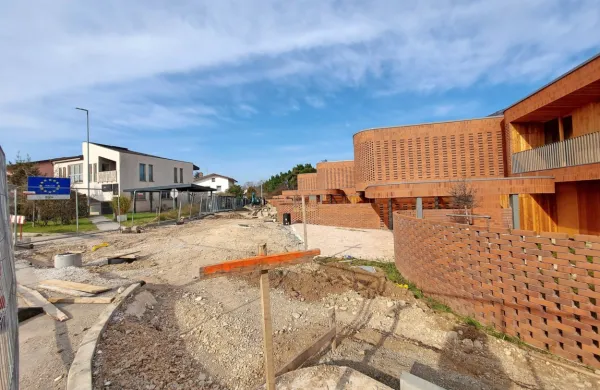 Prvih pet hiš so zgradili poleti 2021. Letos naj bi zgradili še tri. V soseski je sicer predvidenih skupno 28 hiš. 