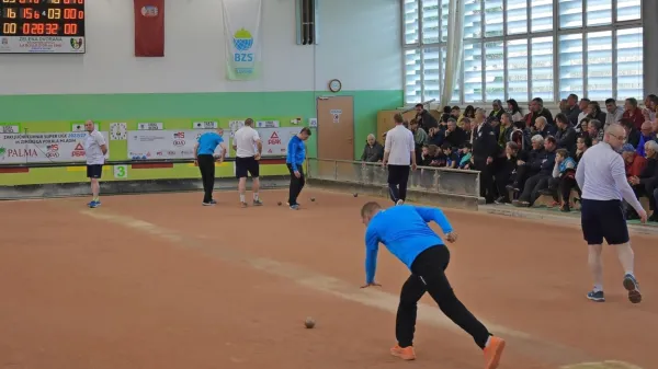 V polni postojnski dvorani so v finalu superlige  Škofjeločani (v 
modrih dresih) ugnali Bistričane (v belih dresih).
