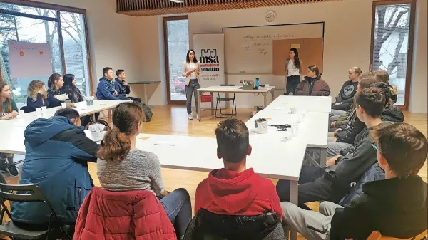 Svoja pričakovanja in predloge so mladi premlevali na delavnicah. 