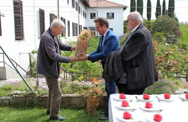 Edi Prošt je županoma Nove Gorice in Gorice podaril sadiki burbonk. 