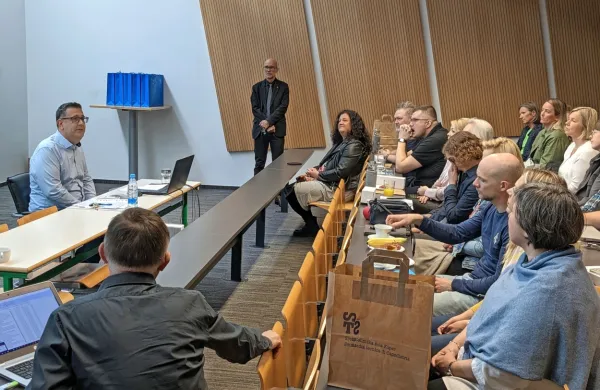 Slovenske in tuje učitelje, ki jih te dni v okviru projekta KIPSI 
gostijo na STŠ, je danes pozdravil tudi koprski župan Aleš Bržan.