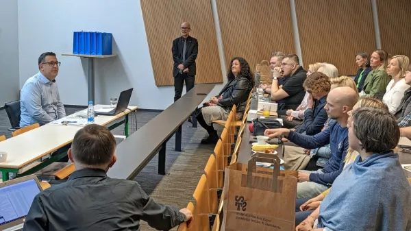 Slovenske in tuje učitelje, ki jih te dni v okviru projekta KIPSI 
gostijo na STŠ, je danes pozdravil tudi koprski župan Aleš Bržan.