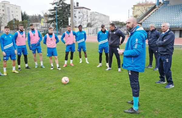 Edy Reja (prvi z desne) je na goriškem stolčku zdržal sedem tekem, 
včerajšnji trening pa je že vodil Agron Šalja.  