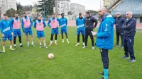 Edy Reja (prvi z desne) je na goriškem stolčku zdržal sedem tekem, 
včerajšnji trening pa je že vodil Agron Šalja.  
