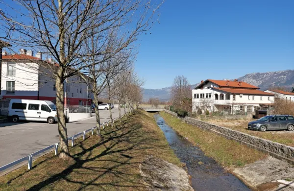 Potok Gacka bi ukrotili z zadrževalnikom in visokovodnim nasipom. 