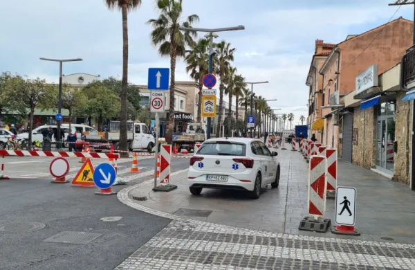  Na Pristaniški ulici v Kopru te dni nameščajo mehansko fizično 
zaporo, s katero bodo omejili motorni promet od  1. julija do 30. 
septembra, od petka do nedelje.
