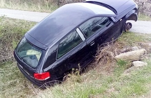 Črni avtomobil hrvaške registracije je teden dni oviral promet, 
nakar ga je nekdo odpeljal, verjetno kar sam lastnik.  