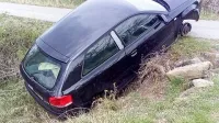Črni avtomobil hrvaške registracije je teden dni oviral promet, 
nakar ga je nekdo odpeljal, verjetno kar sam lastnik.  