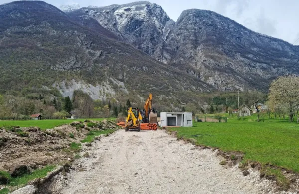 Kabelsko kanalizacijo, v katero bodo uvedli električni kabel, 
vkopavajo od Loga Čezsoškega navzdol proti Trnovemu ob Soči. 