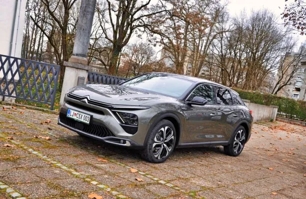 

Kot pravijo pri Citroenu, je avto kombinacija limuzine, karavana in terenskega vozila.

