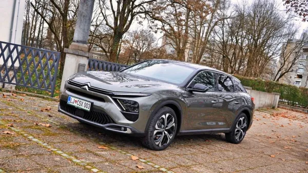 

Kot pravijo pri Citroenu, je avto kombinacija limuzine, karavana in terenskega vozila.

