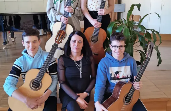 Profesorica Nataša Črnugelj s svojimi učenci.