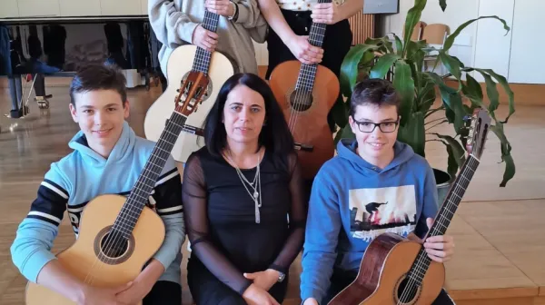 Profesorica Nataša Črnugelj s svojimi učenci.