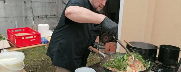 Matej Levstek je  v živo pripravljal zanimivo jed z ječmenom in 
regratom, recept si je izmislil sam. 