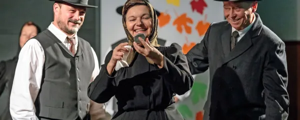 Darja Rijavec poskrbi, da stare zgodbe zaživijo v odrskih postavitvah in kratkih skečih.