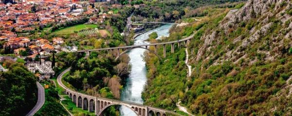 Starosta solkanskega tromostovja  je 219 metrov dolg in 118 let star kamniti železniški most, ki ga je mogoče od blizu občudovati s postankom med vožnjo po kolesarski stezi (na fotografiji desno).