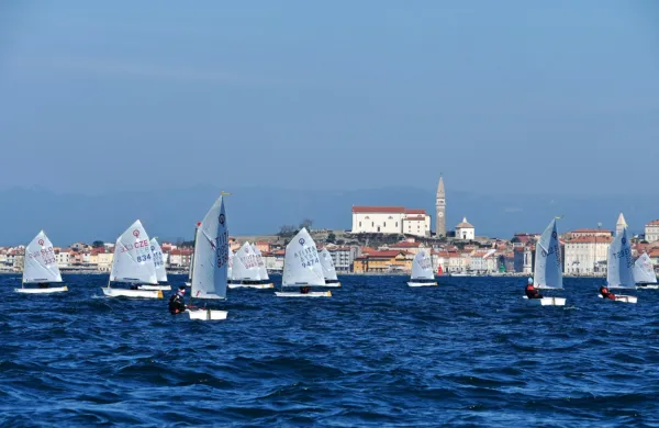 Turistično združenje Portorož je preživelo lokalni politični pritisk, 
z letom 2025 pa naj bi svojo dejavnost preneslo na regionalno 
turistično organizacijo. 
