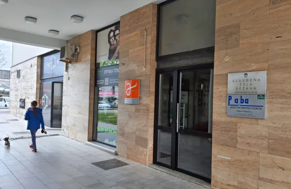 Na novo glasbeno šolo že leta  čaka  200 učencev, ki se zdaj stiskajo 
v najetih prostorih v prizidku Kosovelovega doma.