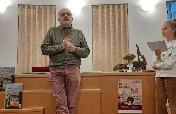 Maurizio Silei, avtor mednarodne uspešnice Avtobus Rose Parks, je odgovarjal na vprašanja, ki so jih sedmošolci Osnovne šole Pier Paolo Vergerio 
il vecchio z italijanskim učnim jezikom  zastavili junakom njegove slikanice.  