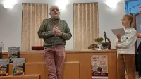 Maurizio Silei, avtor mednarodne uspešnice Avtobus Rose Parks, je odgovarjal na vprašanja, ki so jih sedmošolci Osnovne šole Pier Paolo Vergerio 
il vecchio z italijanskim učnim jezikom  zastavili junakom njegove slikanice.  