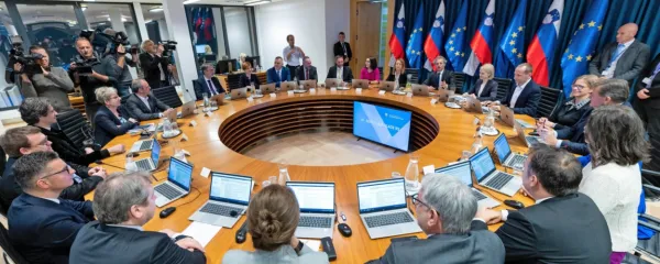 Leto dni po volitvah v državni zbor je navdušenje nad novim 
političnim obrazom, Robertom Golobom, in njegovo politično 
stranko Gibanje Svoboda začelo plahneti. 