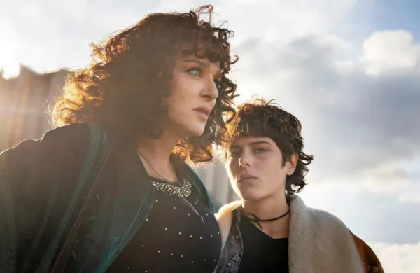 Ena najbolj uspešnih in priznanih italijanskih igralk Valeria Golino 
(levo) in njena zelo obetavna kolegica Giordana Marengo blestita 
kot glavni junakinji v televizijski predelavi zadnjega romana Elene 
Ferrante Zlagano življenje odraslih.