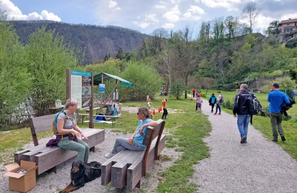 Učna pot z urbano opremo in tablami z opisom ribjega življa 
privablja vse več sprehajalcev, kmalu bodo ob njej odprli bife. 