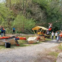 Gorski reševalci in gasilci so predstavili opremo, v veselje najmlajših so čez pot speljali mini zip line. 